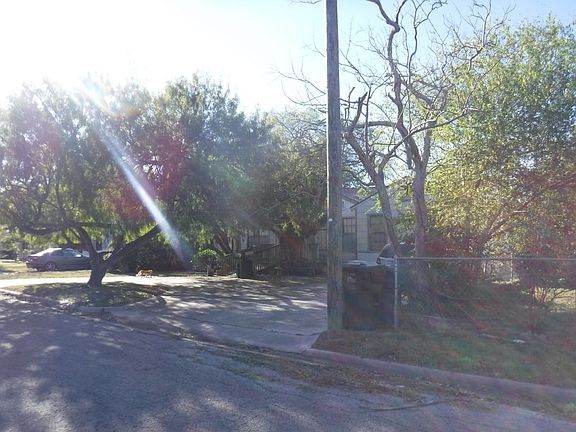 3rd image of 610 Caddo St