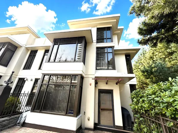 2089 Rosser Ave #Townhouse 13, Burnaby, BC V5C 5E2