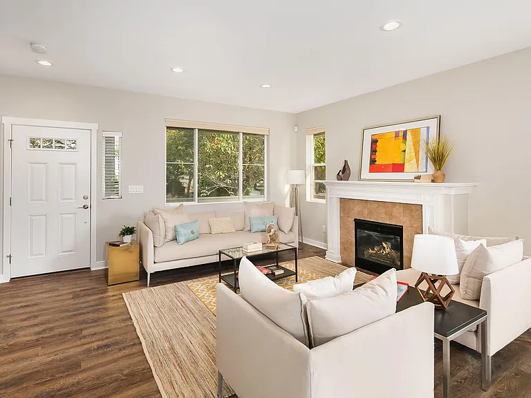 2406 28th Pl NE — Photo 1