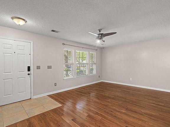 4th image of 701 Elm Hall Cir