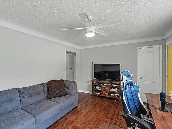3rd image of 2132 SE 8th St