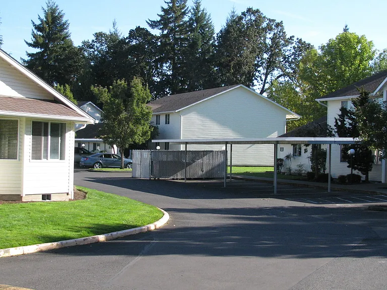 020-Creekside Apartments — Photo 9