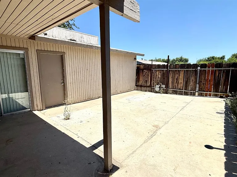 665 S Coalinga St — Photo 16