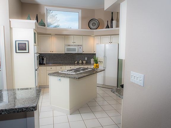 Kitchen w/Island