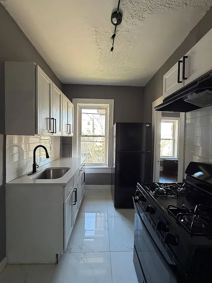 3 bed, $2,000 — Photo 1