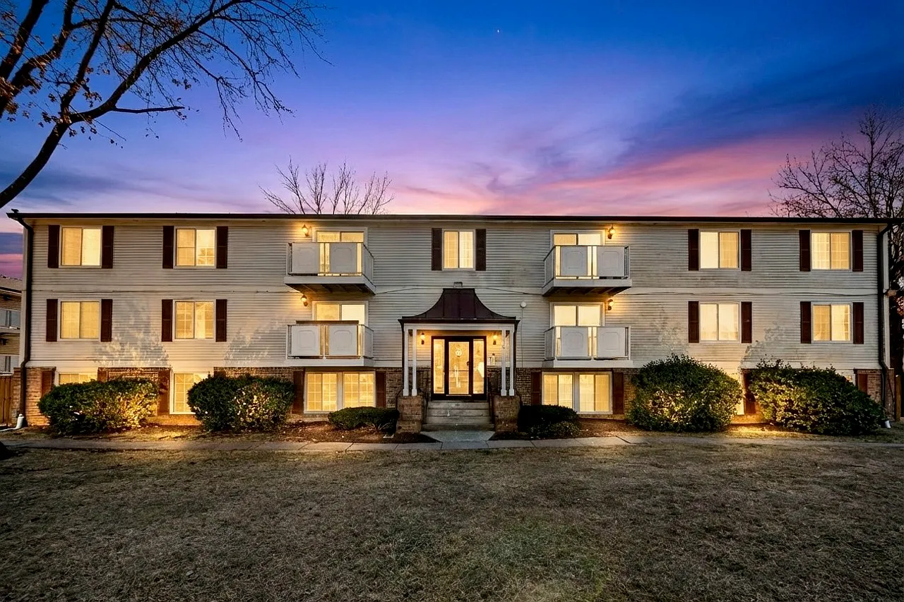 2 bed, 909 sqft, $2,400 — Photo 1