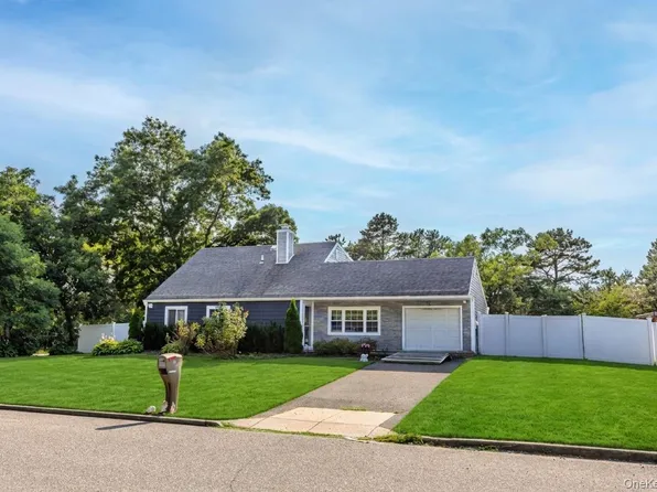 72 S Village Drive, Bellport, NY 11713
