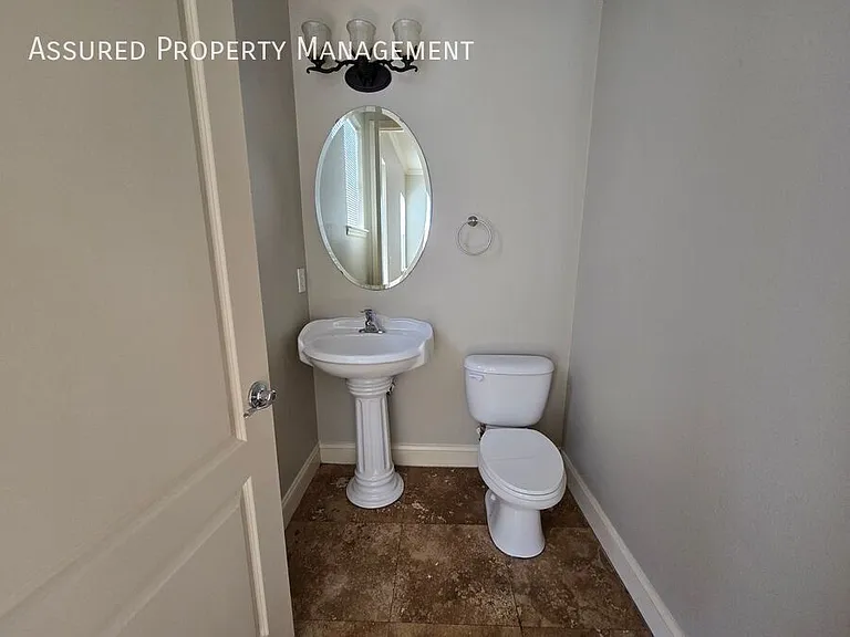 112 E Esther St — Photo 17