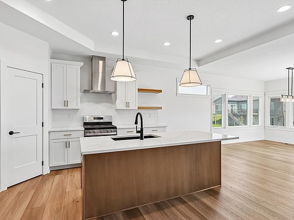 4th image of 875 NW Frescott Cir
