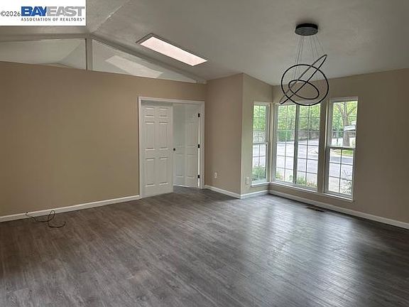 5th image of 498 Freitas Rd