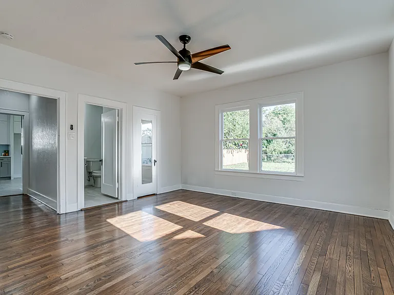 2035 W Summit Ave — Photo 32