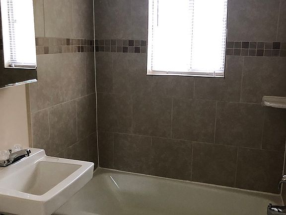 2nd image of 1625 W Pembroke Ave APT 3
