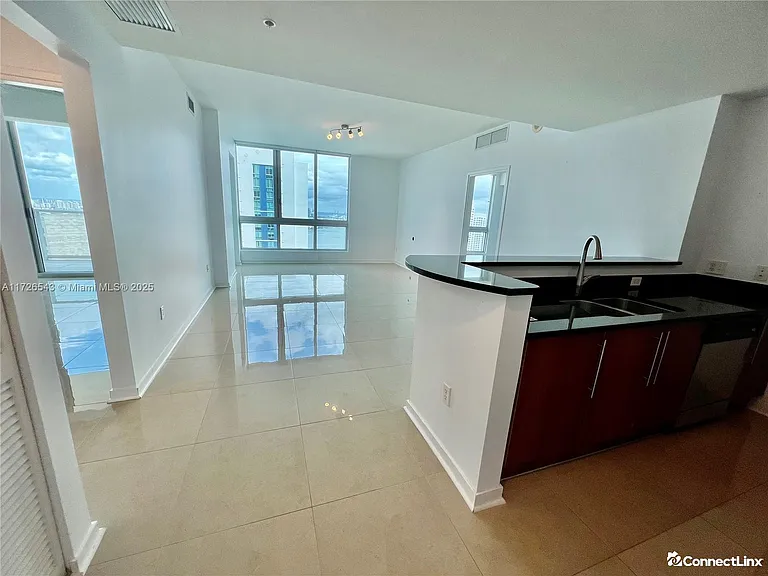 300 S Biscayne Blvd — Photo 6