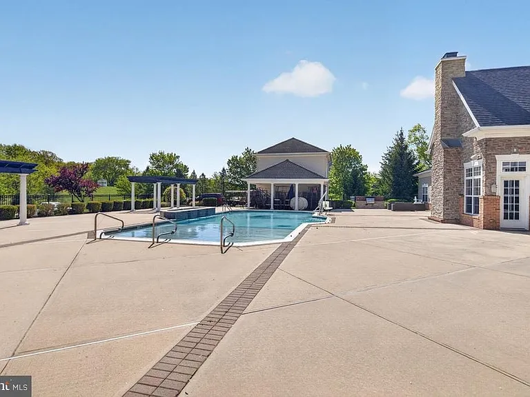 1447 Sierra Dr — Photo 25
