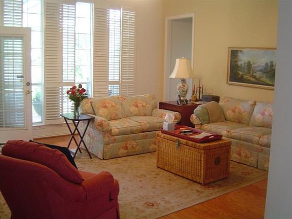 2nd image of 1526 Pickwick Ln