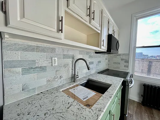 Rented by Evergreen Realty & Investments | media 8