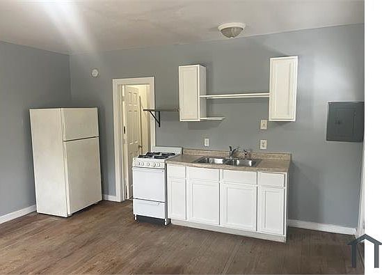 2nd image of 50 E Regent St #D