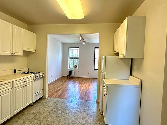3rd image of 311 E 76th St APT 13