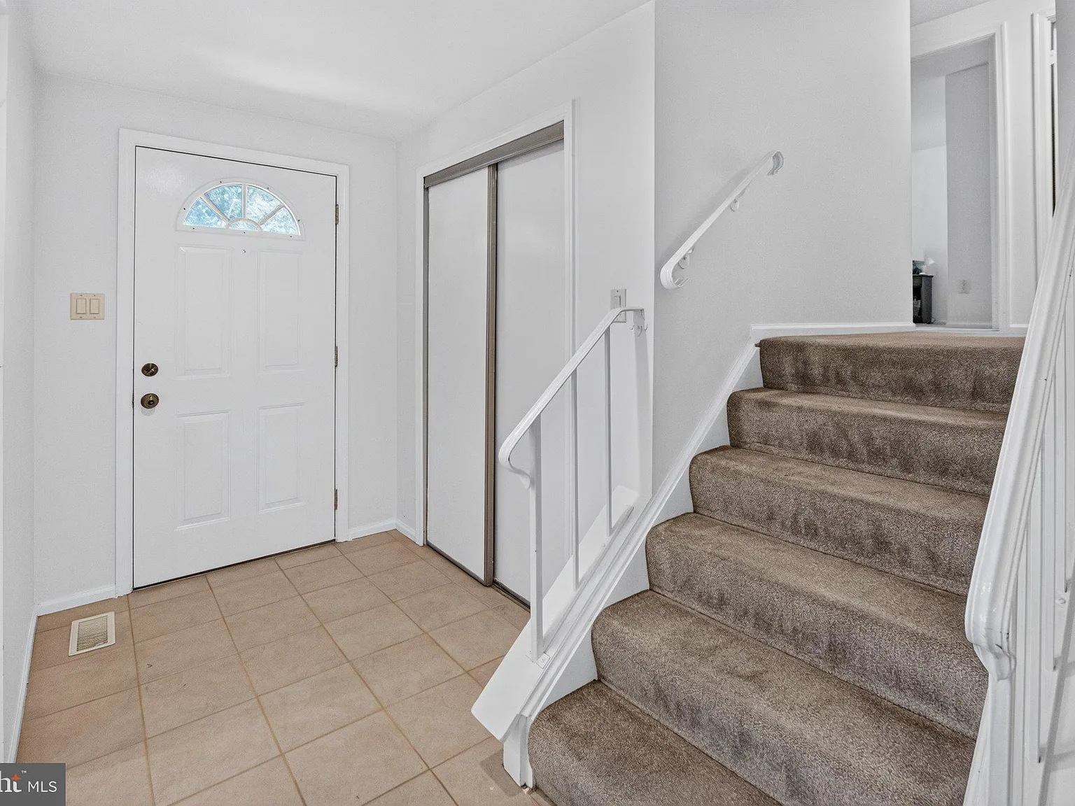 5 bed, 2.5 bath, 2044 sqft, $3,700 — Photo 2