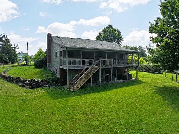 3rd image of 975 Red River Rd