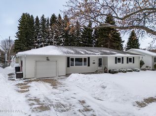 2911 Clover Dr, Grand Forks, ND 58201