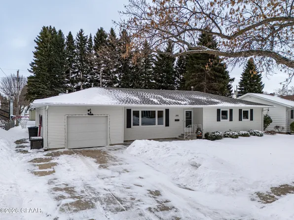 2911 Clover Dr, Grand Forks, ND 58201