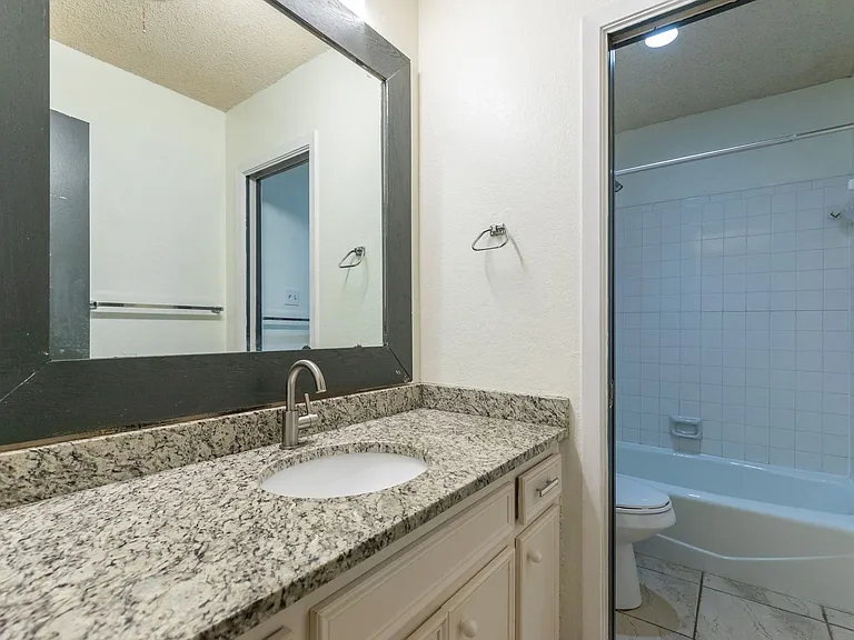2601 Edgemont Dr — Photo 8