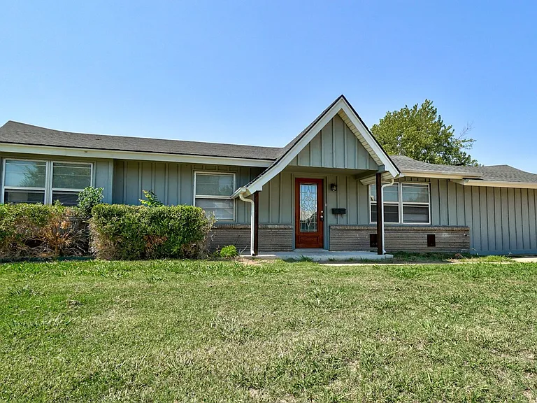 1401 Hampton Dr — Photo 1