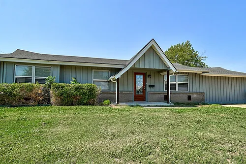 1401 Hampton Dr Photo 1