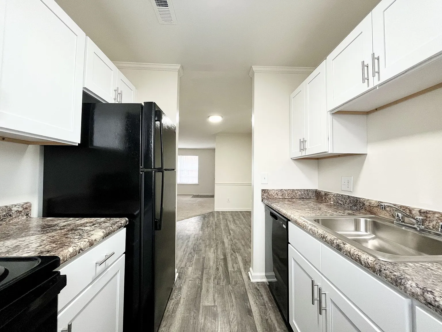 Collinwood Apartments — Photo 2