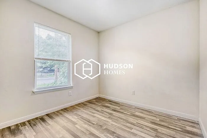 458 Ferris Ave — Photo 7