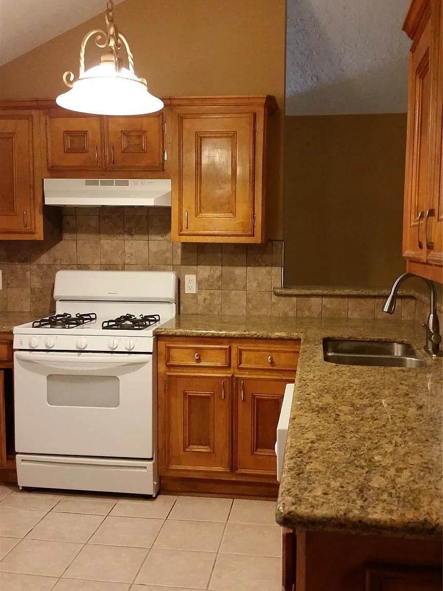 4 bed, 2.0 bath, 1455 sqft, $1,650 — Photo 2