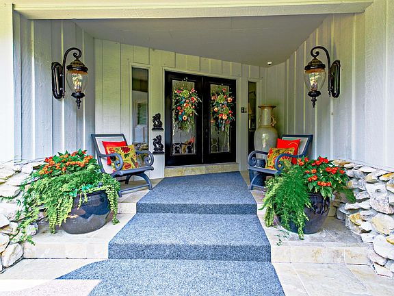 5th image of 300 Stonegate Rd