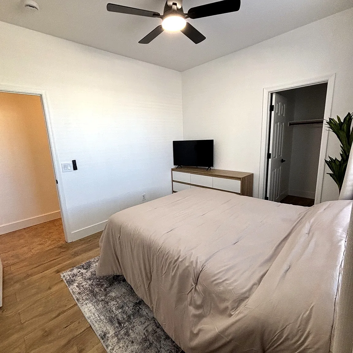 4 bed, 2300 sqft, $900 — Photo 2