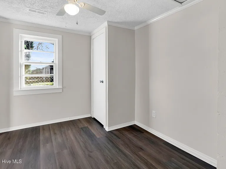 211 Lawson St — Photo 7