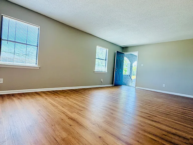 6 Almond Ct #8 — Photo 2
