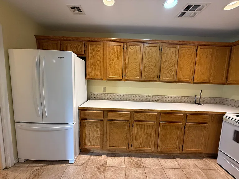 537 E Allen St — Photo 13