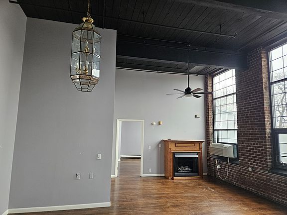 4th image of 324 Allen St Unit 4