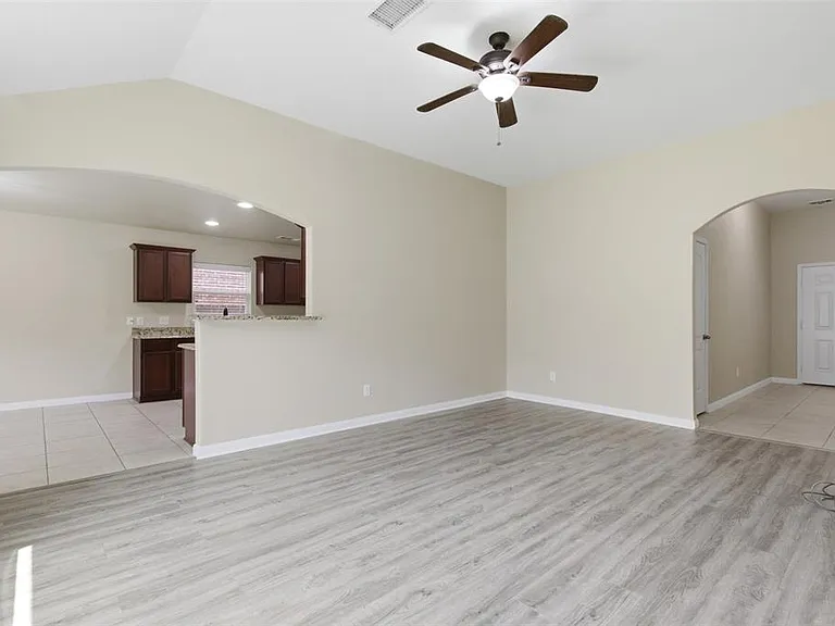 230 Silverleaf Dr — Photo 7