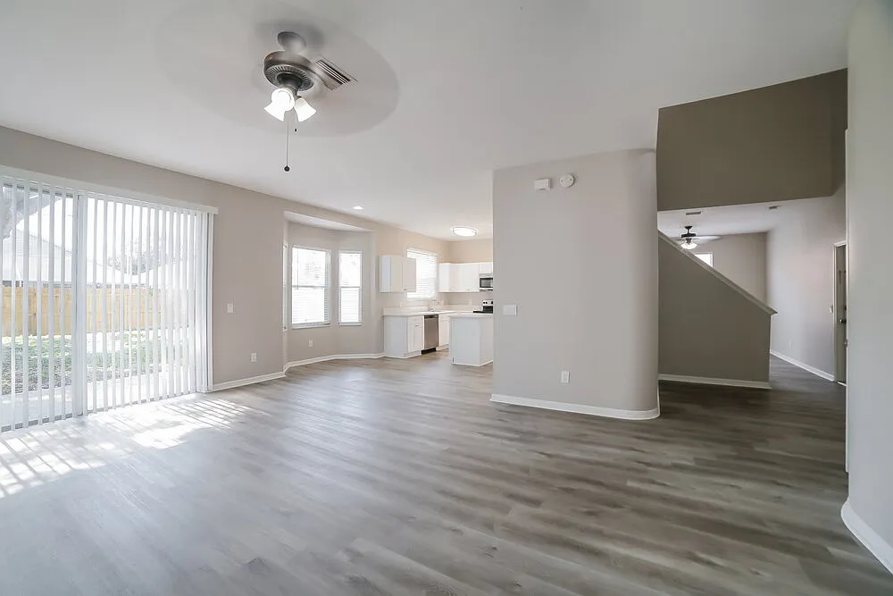 3 bed, 2.5 bath, 2320 sqft, $2,985 — Photo 4