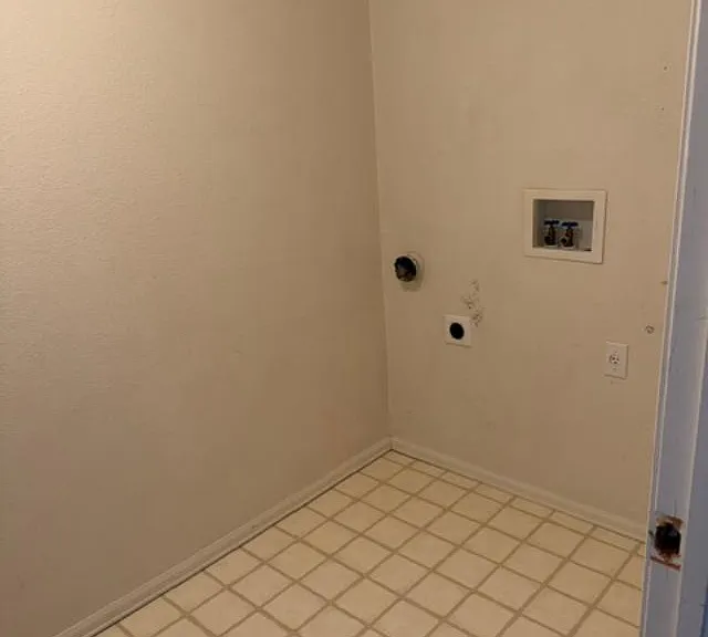 washer/dryer hook-ups