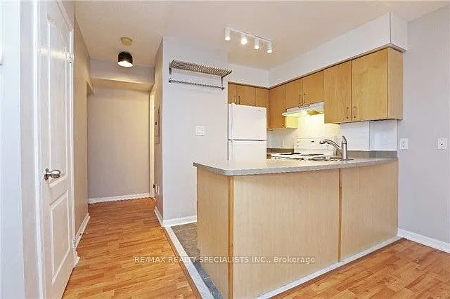 Building Photo - 98 Strachan Ave #611