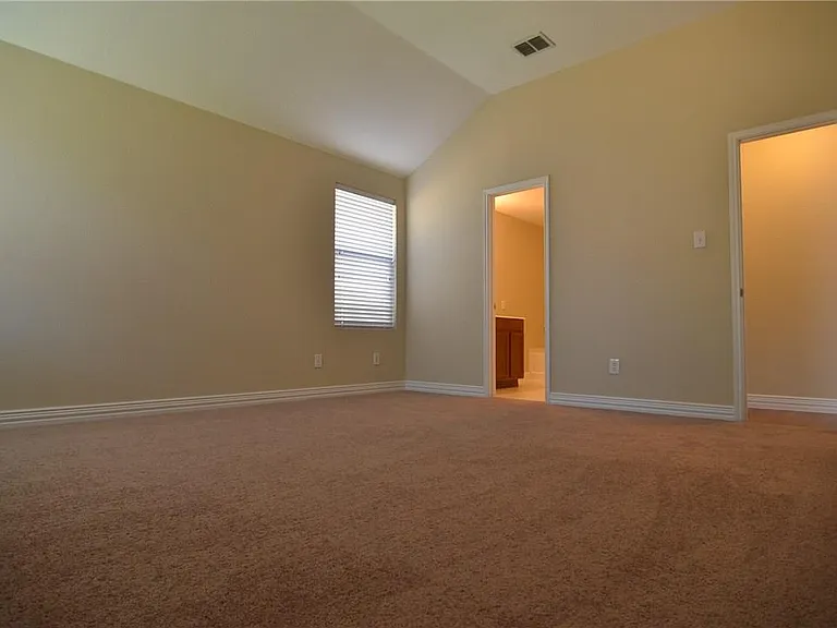 913 Fleming St — Photo 6