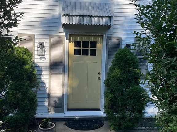 Private entrance to apartment on 6th Ave side