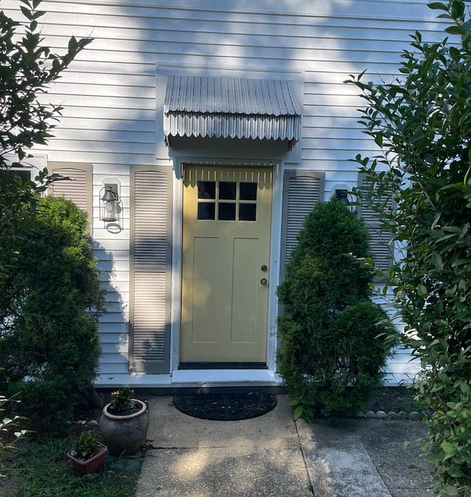 Private entrance to apartment on 6th Ave side