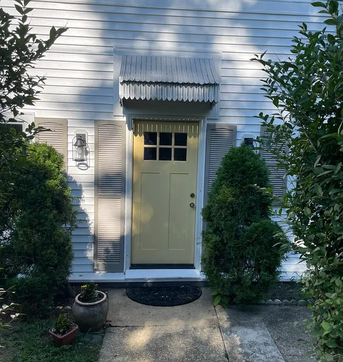 Private entrance to apartment on 6th Ave side