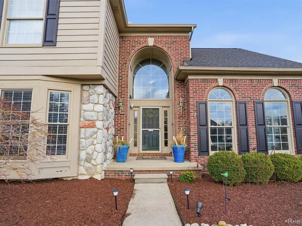 13982 Pleasant View Ct, Plymouth, MI 48170