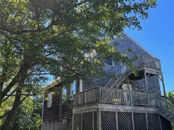 3 Buttonwood St APT 1, Bristol, RI 02809
