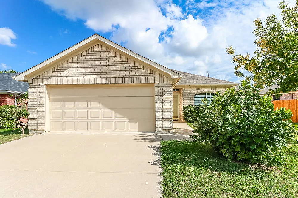 3 bed, 2.0 bath, 1728 sqft, $2,360 — Photo 1