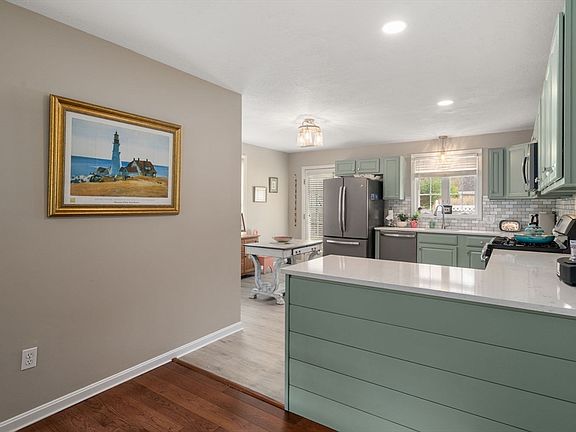 5th image of 30 Twin Brooks Dr